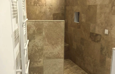 Techniques maîtrisées et astuces expertes pour une pose de carrelage durable et soignée par un artisan carreleur